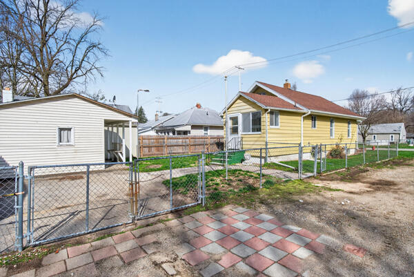 705 East Bird Street Jackson, MI 49203 - Photo 8 of 48 bird new rear 3