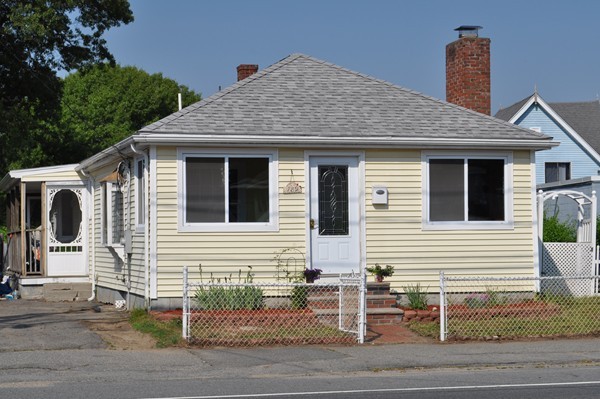 789 Boston Road Billerica, MA 01821 - Photo 2 of 23 a front view of a house with a yard