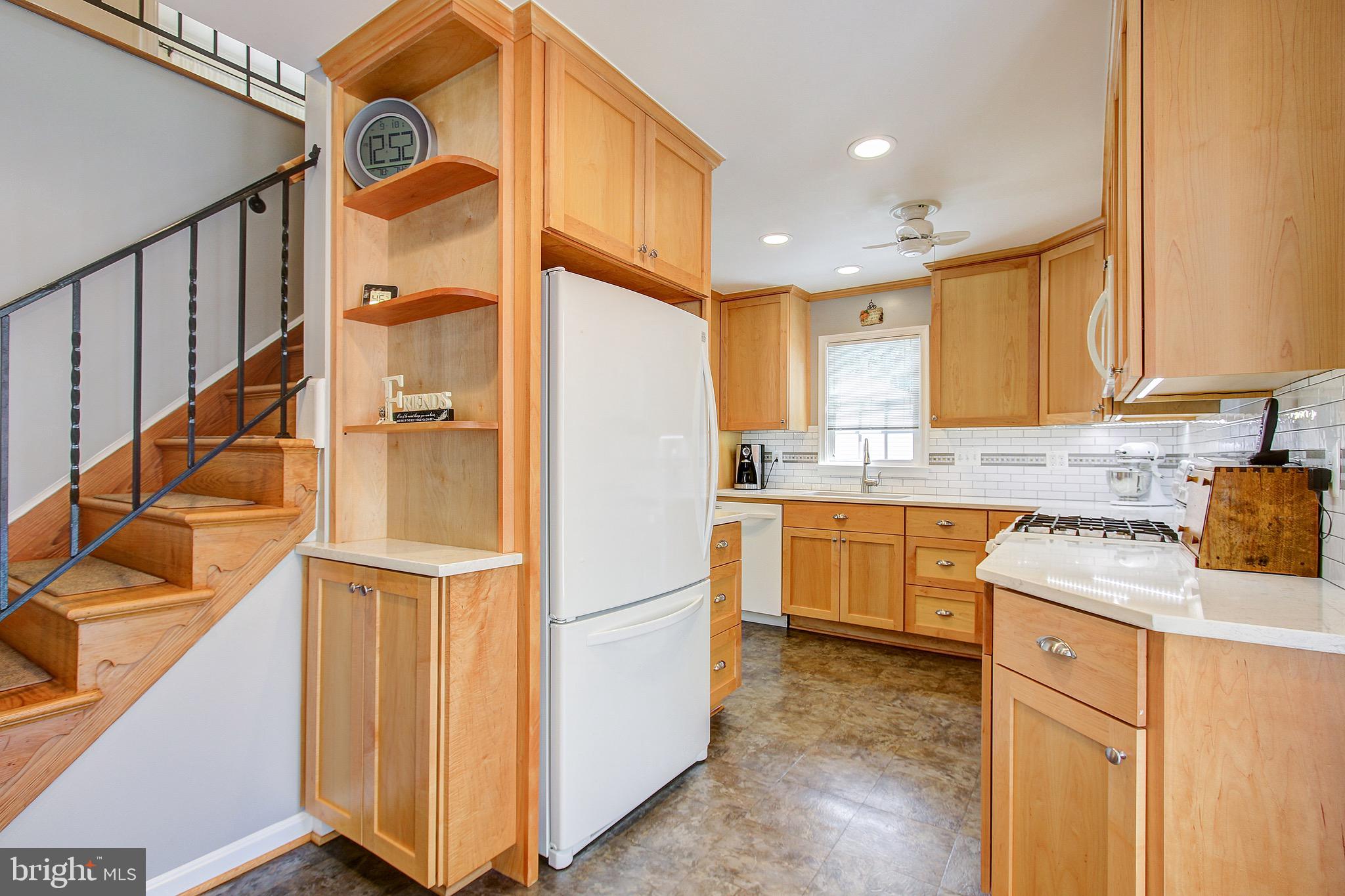 1015 Gilbert Road Rockville, MD 20851 - Photo 10 of 34 Maple Cabinets / Custom Built-ins