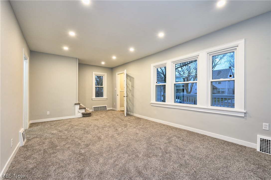 1161 Winston Road Cleveland, OH 44121 - Photo 3 of 24