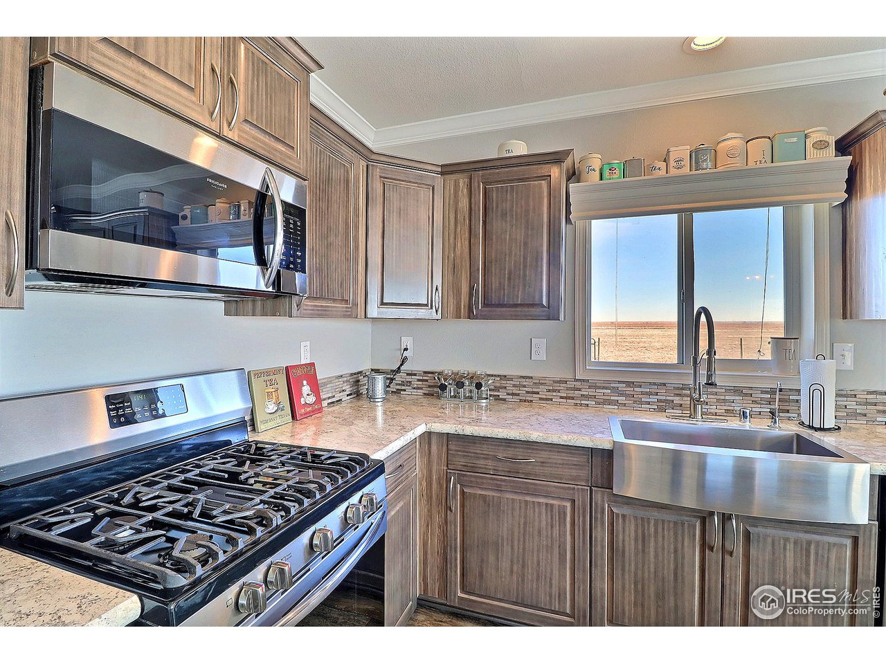 37 East Ranch Road Wiggins, CO 80654 - Photo 15 of 34 Gas Range Oven