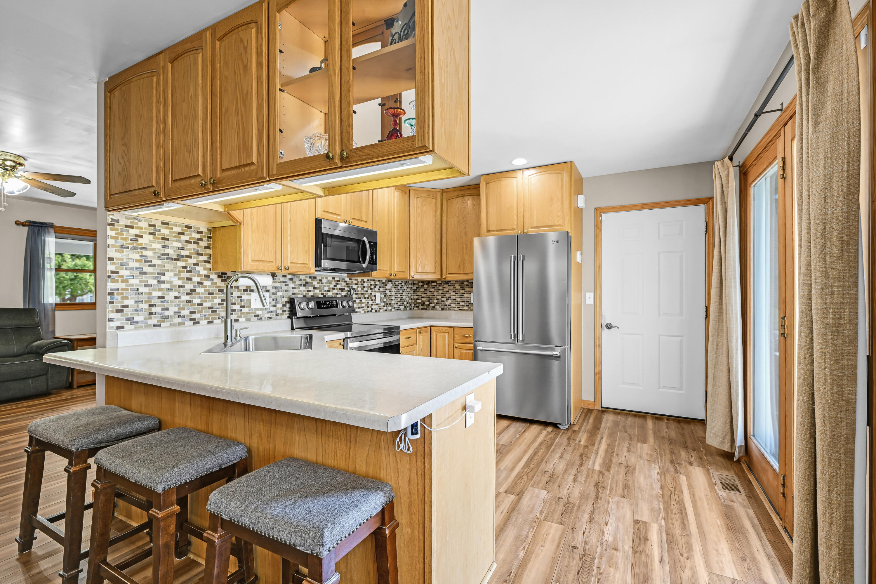 2855 North Shore Drive Delavan, WI 53115 - Photo 16 of 52 Easy Breakfast Bar