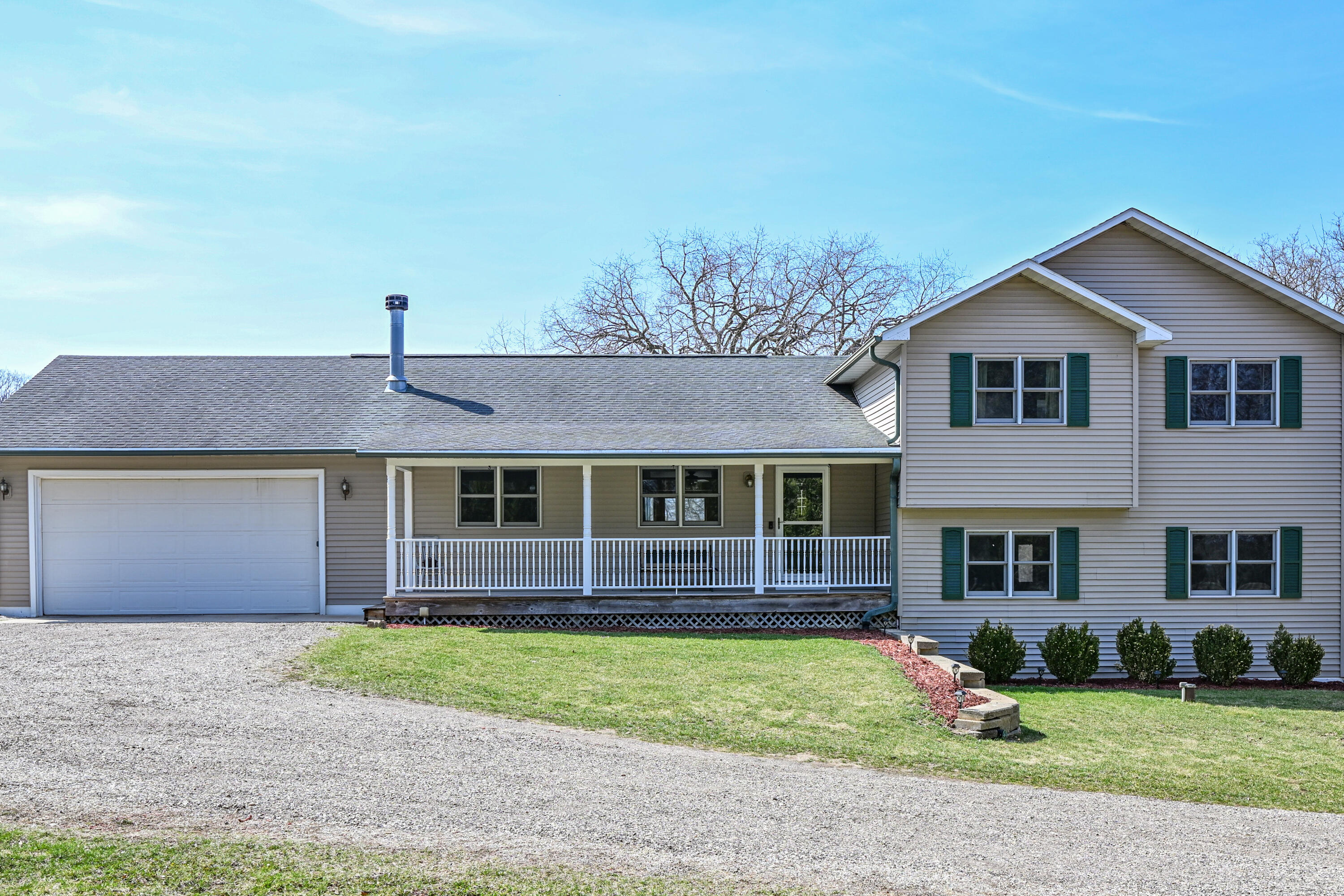 2855 North Shore Drive Delavan, WI 53115 - Photo 2 of 52 Inviting Approach