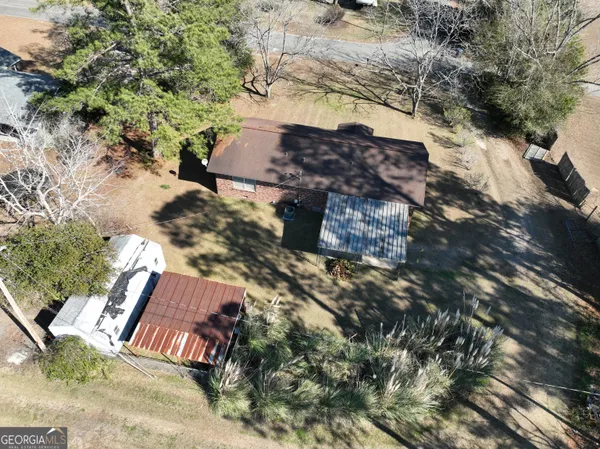 a view of a yard with plants