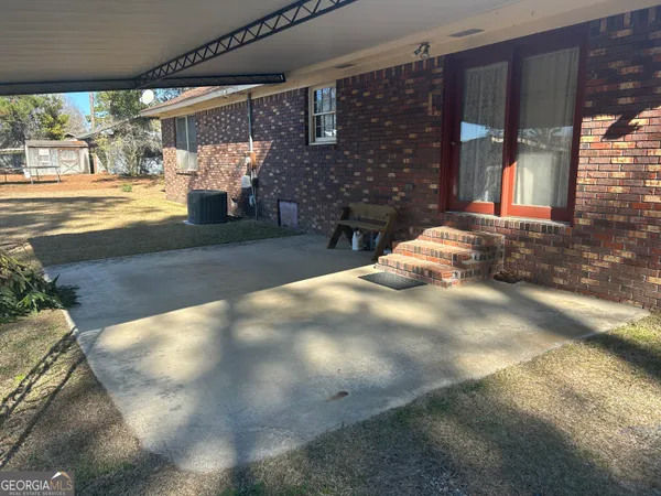 a view of back yard of the house
