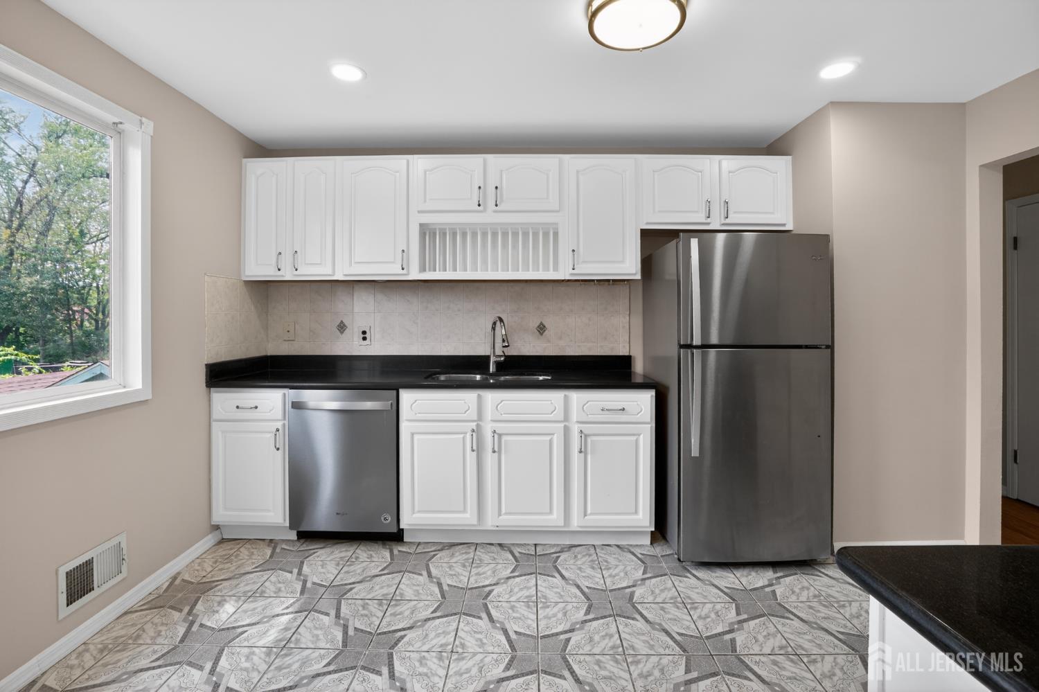 21 Ash Road Edison, NJ 08817 - Photo 10 of 35