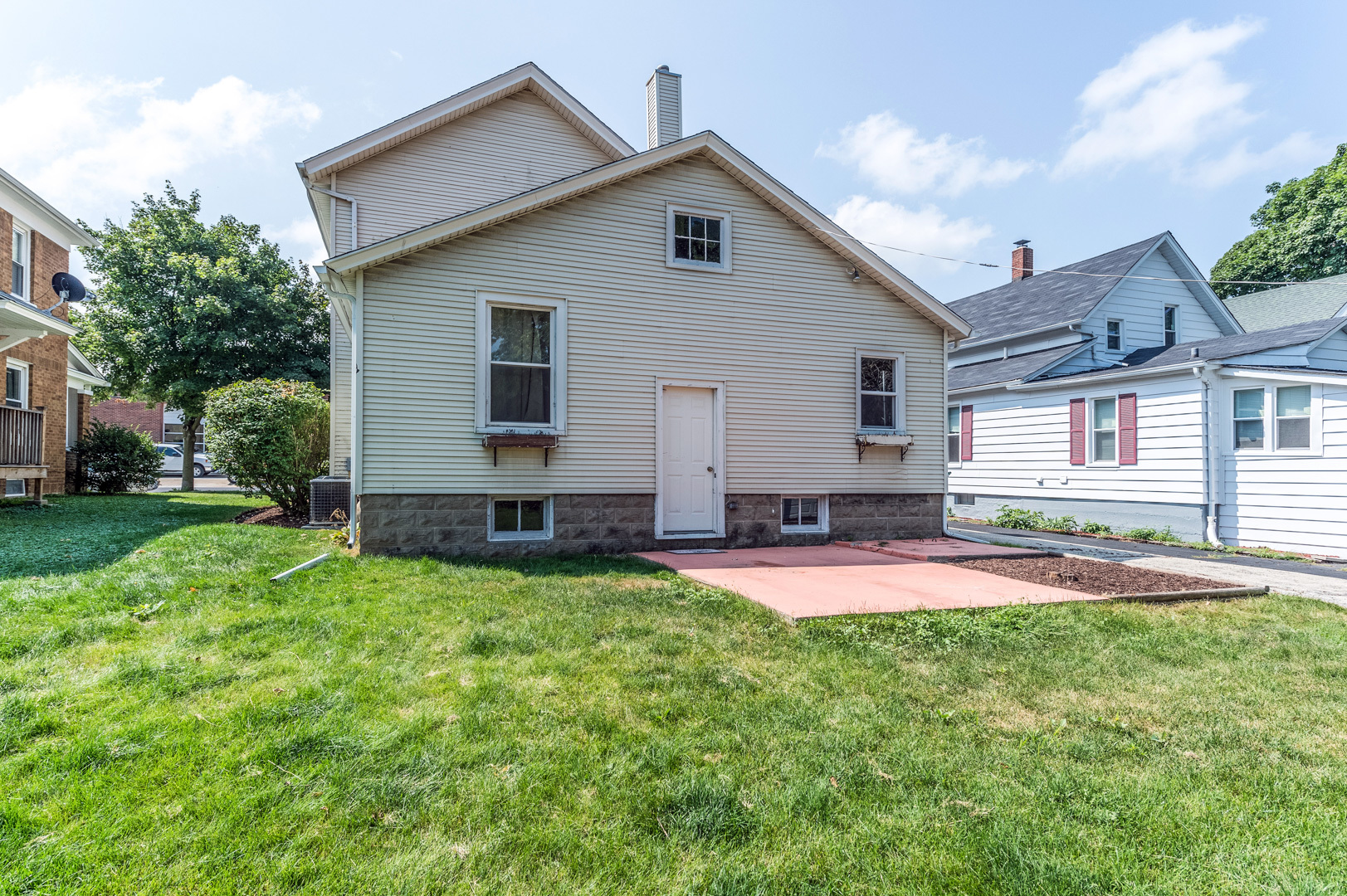 209 West Exchange Street Sycamore, IL 60178 - Photo 25 of 25 a front view of house with yard and green space