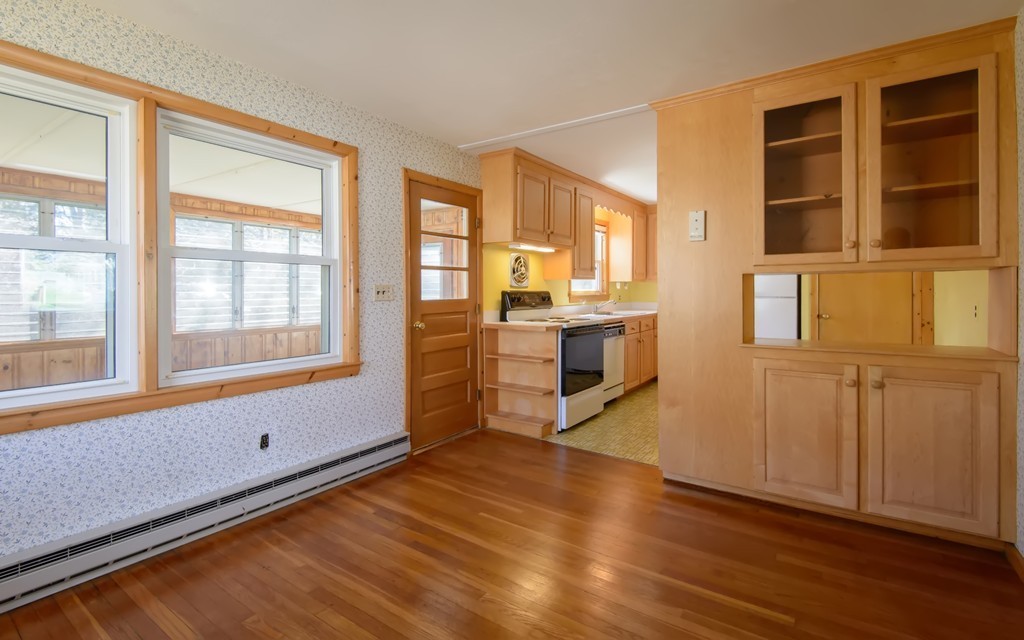11 Dartmouth Road Marblehead, MA 01945 - Photo 10 of 25 a view of a livingroom with a kitchen