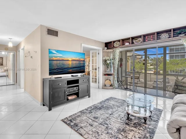 $2,080 | 3020 Northeast 16th Avenue, Unit 204, Oakland Park, FL 33334