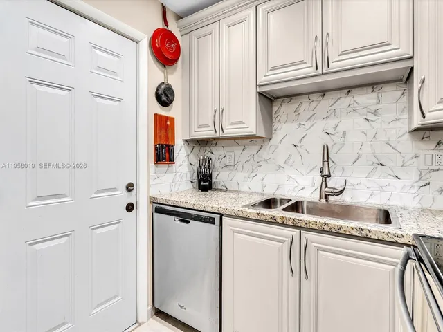 $2,080 | 3020 Northeast 16th Avenue, Unit 204, Oakland Park, FL 33334