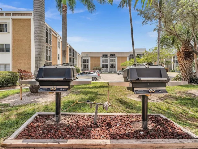 $2,080 | 3020 Northeast 16th Avenue, Unit 204, Oakland Park, FL 33334