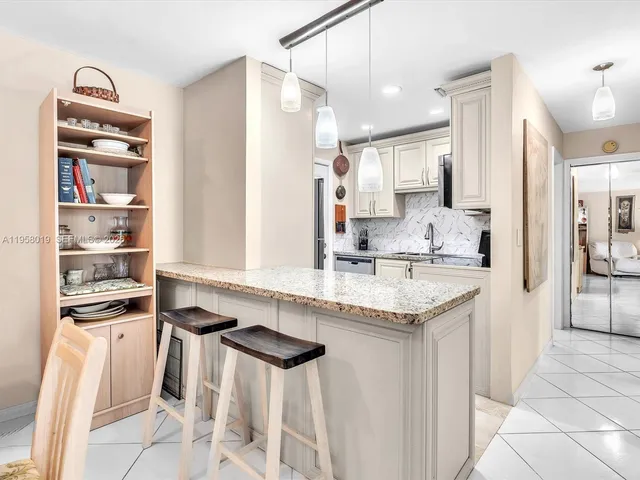 $2,080 | 3020 Northeast 16th Avenue, Unit 204, Oakland Park, FL 33334