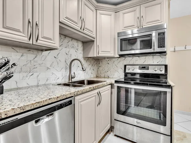 $2,080 | 3020 Northeast 16th Avenue, Unit 204, Oakland Park, FL 33334