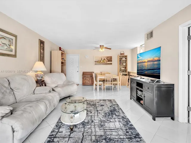 $2,080 | 3020 Northeast 16th Avenue, Unit 204, Oakland Park, FL 33334