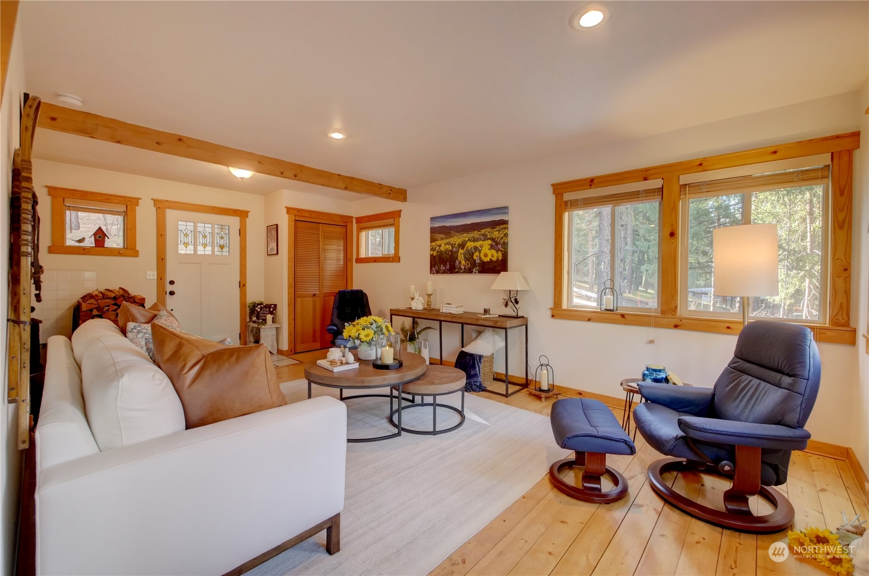 17 Mustard Mountain Road Winthrop, WA 98862 - Photo 6 of 36 a living room with furniture