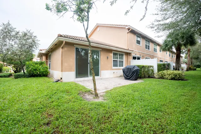 a view of a house with backyard and garden