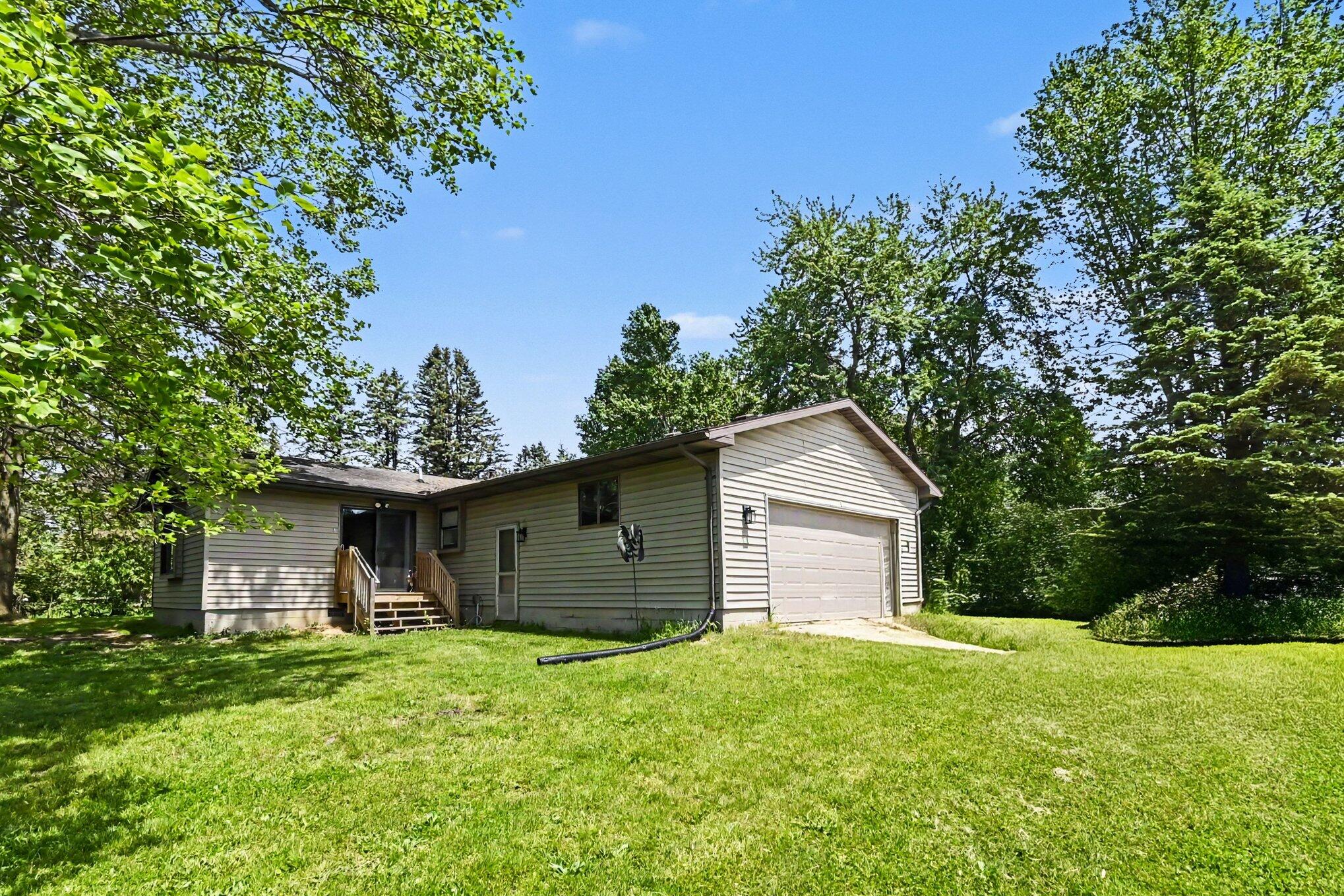 1691 North Michigan Road Eaton Rapids, MI 48827 - Photo 2 of 33 002_file_5188