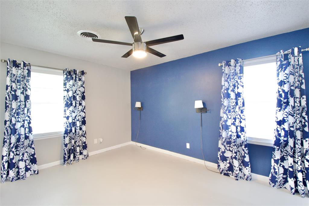 1307 North 65th Street Waco, TX 76710 - Photo 19 of 35 a large room with a window and a chandelier