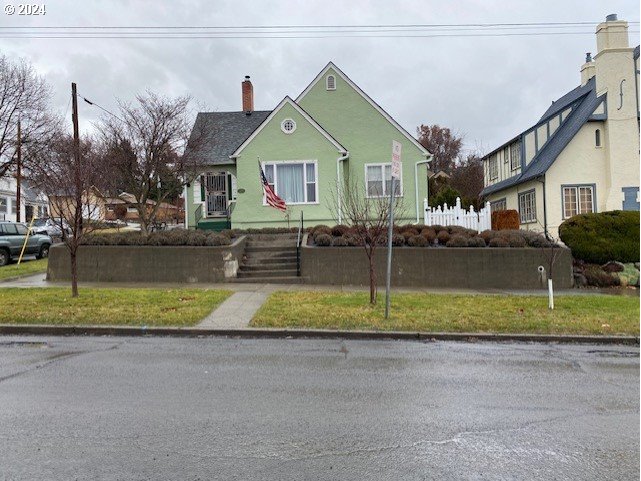 a view of house with a yard
