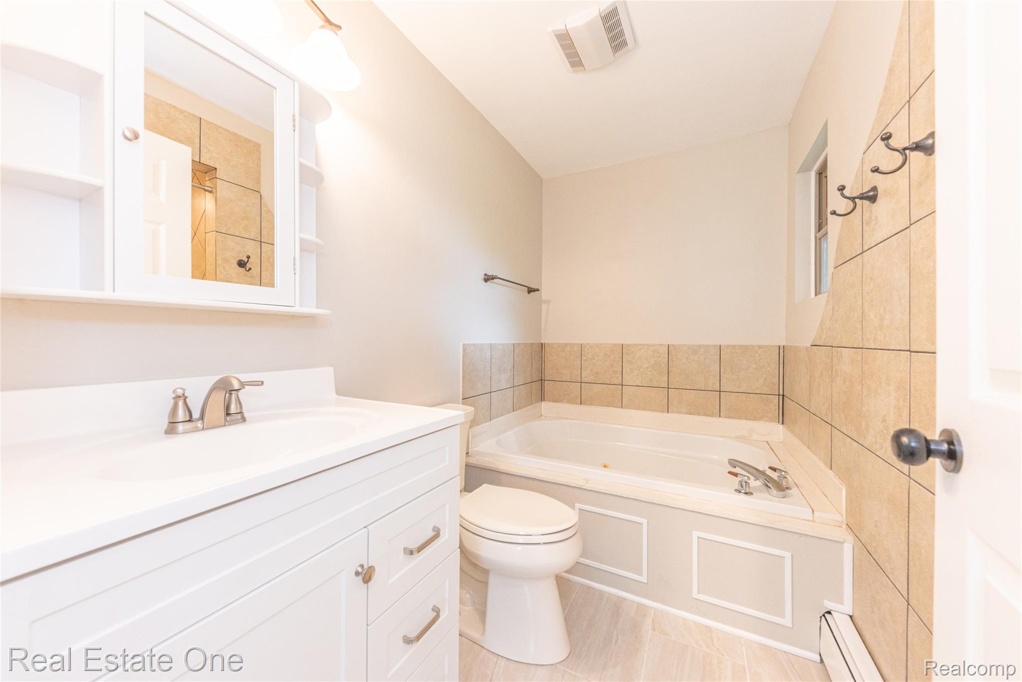 912 North Wixom Road Wixom, MI 48393 - Photo 22 of 49 034_23.jpg
