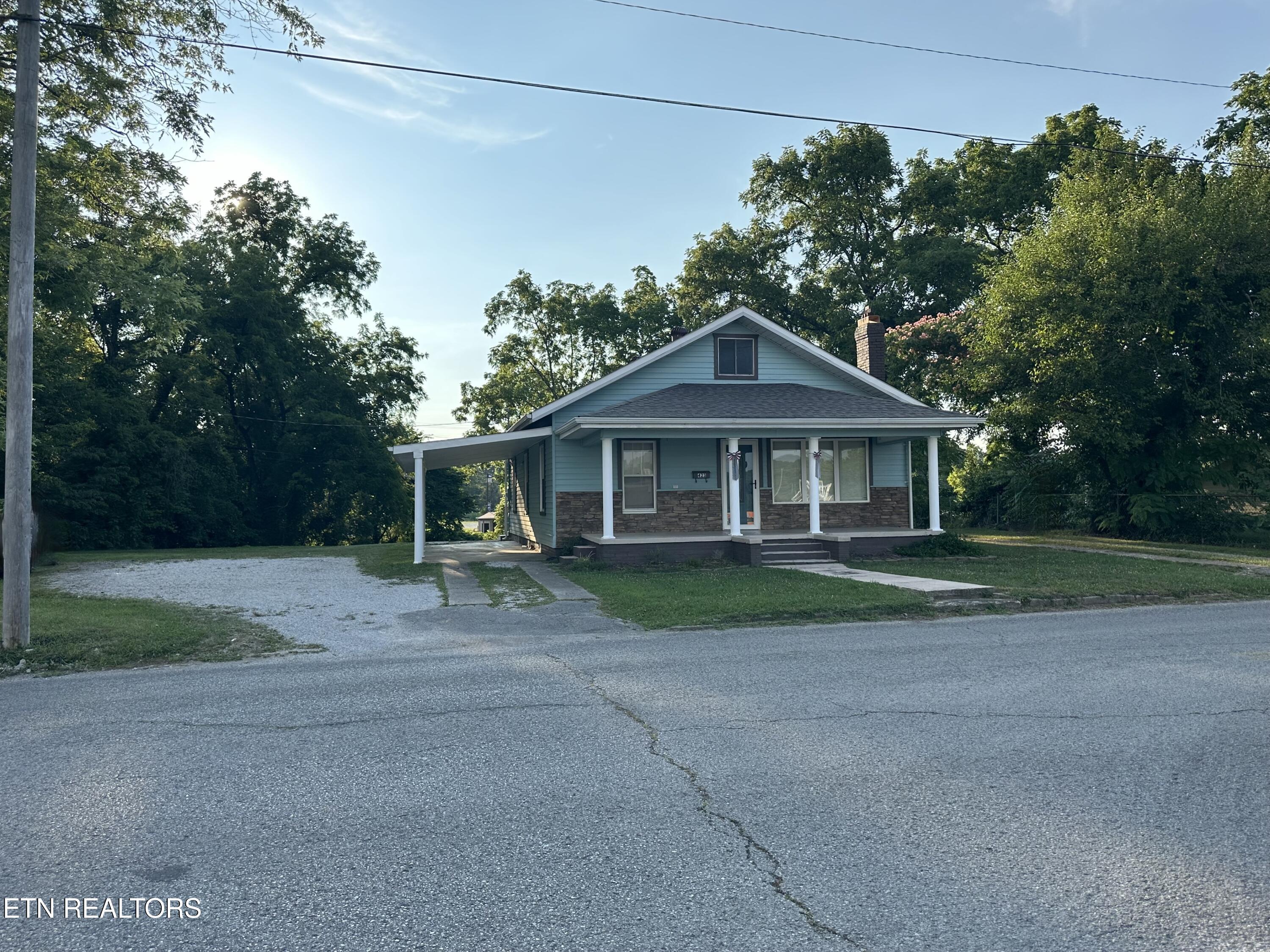 423 North Main Street Oneida, TN 37841 - Photo 1 of 30 IMG_2978