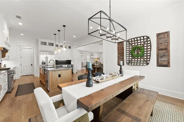 a view of a livingroom with furniture