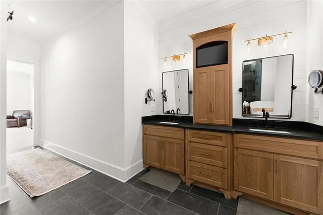 a view of yard with green space and trees