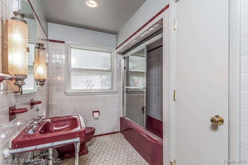 21 Hawthorne Road Grosse Pointe, MI 48236 - Photo 32 of 80 028-Bathroom-2094156-small.jpg