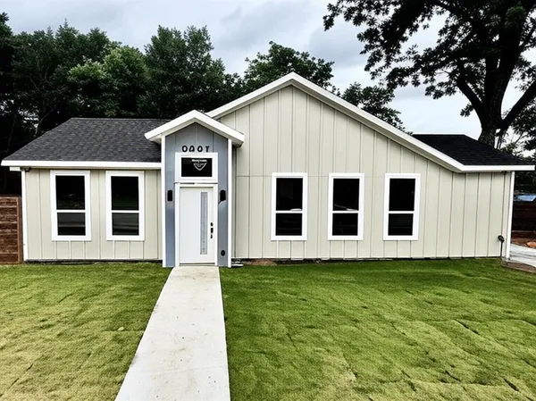 $2,400 | 3801 Carpenter Avenue, Dallas, TX 75210