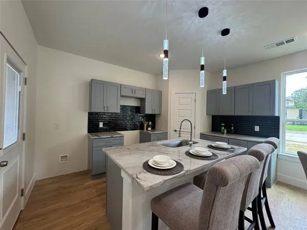 $2,400 | 3801 Carpenter Avenue, Dallas, TX 75210