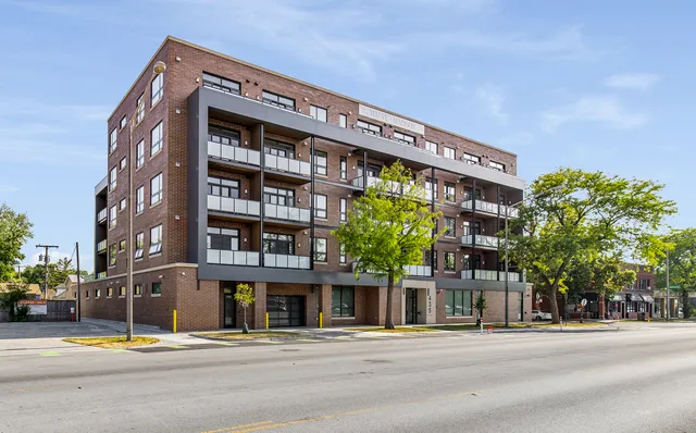 $2,350 | 435 Madison Street, Unit 204, Oak Park, IL 60302