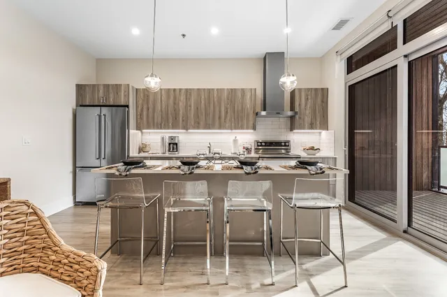 $2,350 | 435 Madison Street, Unit 204, Oak Park, IL 60302