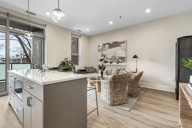 $2,350 | 435 Madison Street, Unit 204, Oak Park, IL 60302