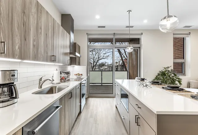 $2,350 | 435 Madison Street, Unit 204, Oak Park, IL 60302