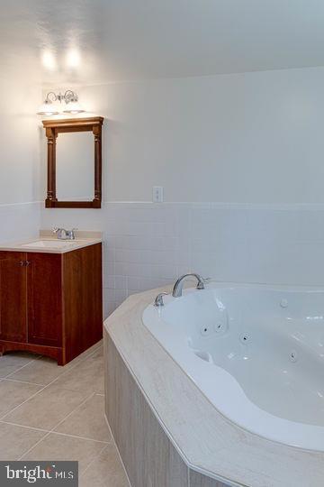 12902 Sturbridge Road Woodbridge, VA 22192 - Photo 17 of 40 Master Bathroom with Jacuzzi Tub