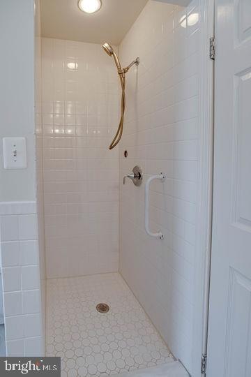 12902 Sturbridge Road Woodbridge, VA 22192 - Photo 19 of 40 Spacious Shower in Master Bathroom
