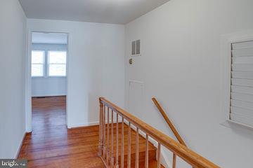 12902 Sturbridge Road Woodbridge, VA 22192 - Photo 20 of 40 Upstairs Hallway