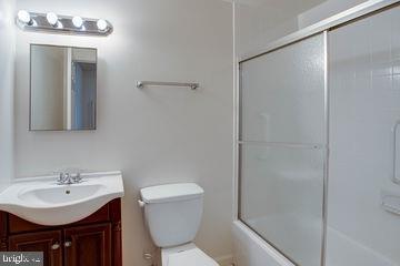 12902 Sturbridge Road Woodbridge, VA 22192 - Photo 24 of 40 Upper Level Full Bath