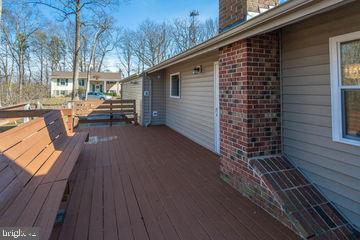 12902 Sturbridge Road Woodbridge, VA 22192 - Photo 36 of 40 Freshly stained deck with built in benches