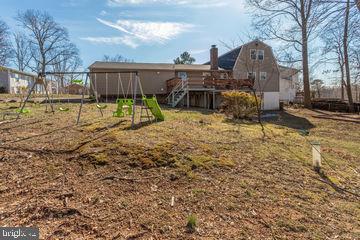 12902 Sturbridge Road Woodbridge, VA 22192 - Photo 38 of 40 Large Backyard