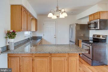 12902 Sturbridge Road Woodbridge, VA 22192 - Photo 9 of 40 Kitchen with Granite Counter Tops
