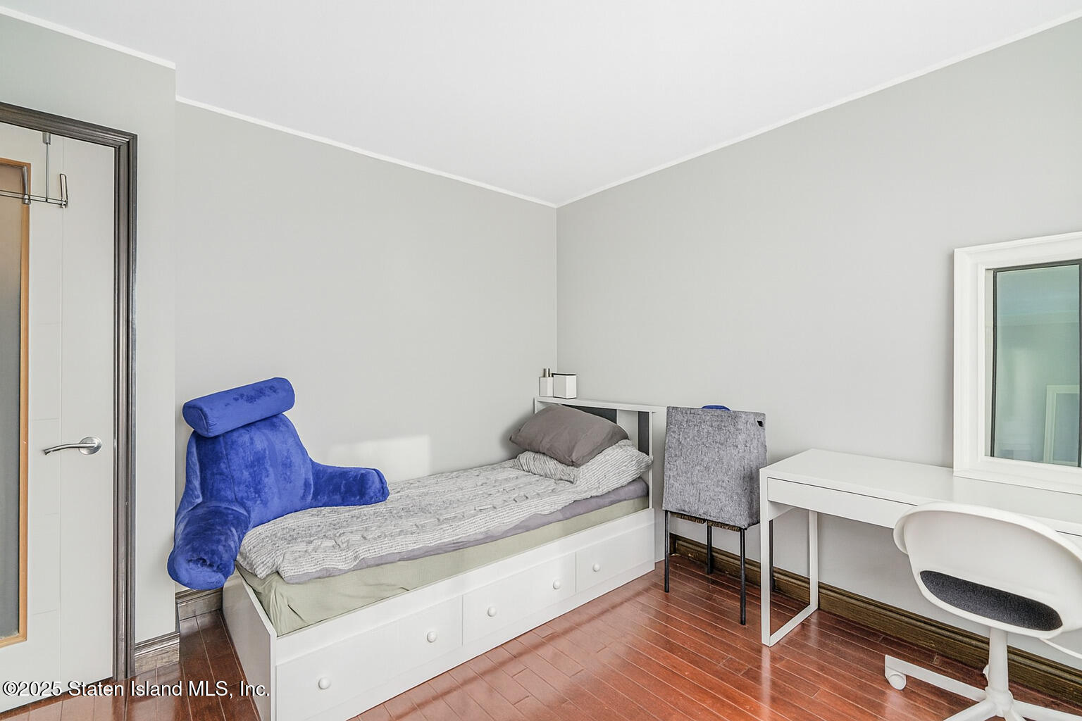 40 Wellington Court, Unit 2A Staten Island, NY 10314 - Photo 18 of 20 a living room with furniture and a chair