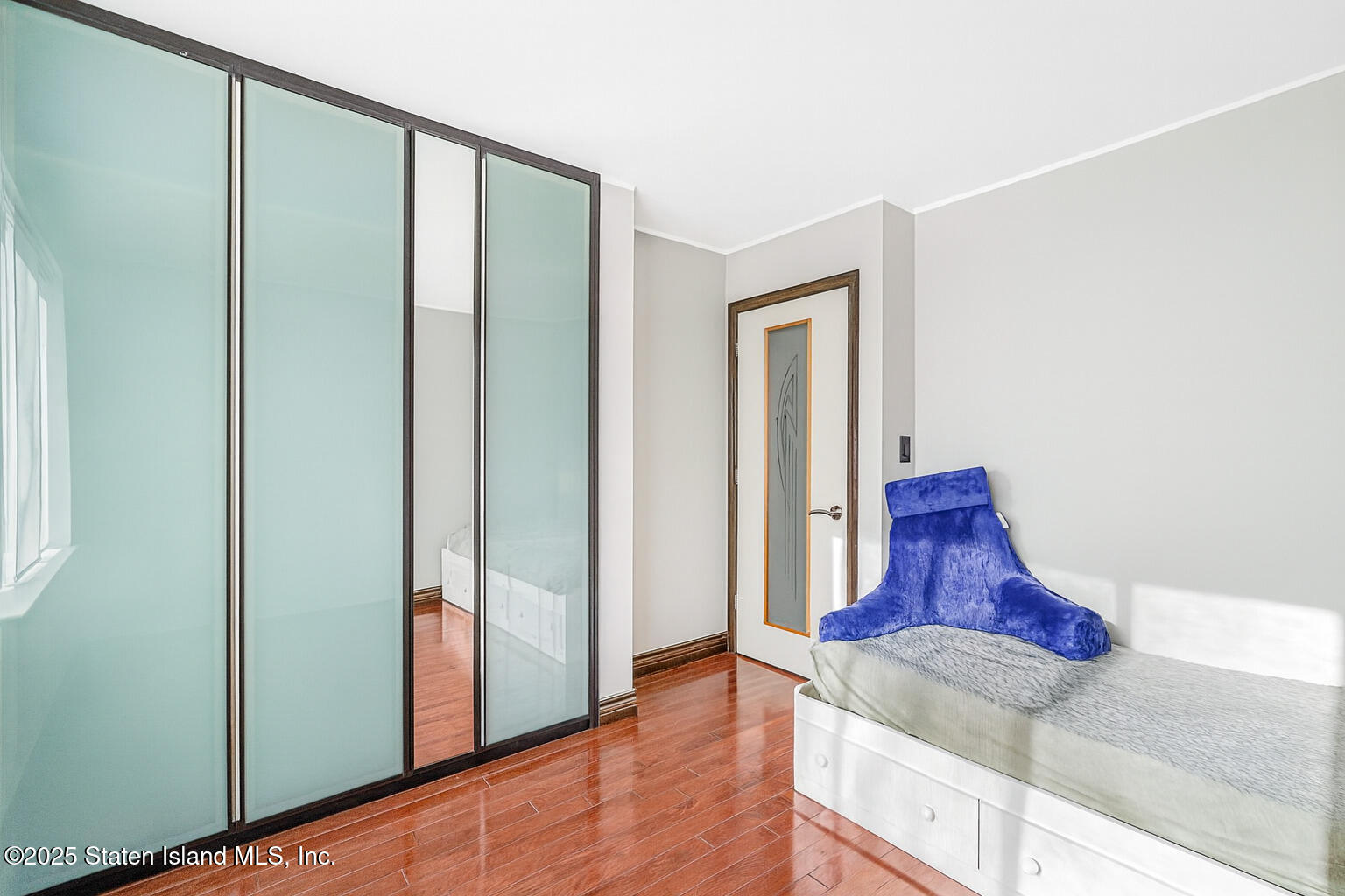 40 Wellington Court, Unit 2A Staten Island, NY 10314 - Photo 19 of 20 a view of a living room