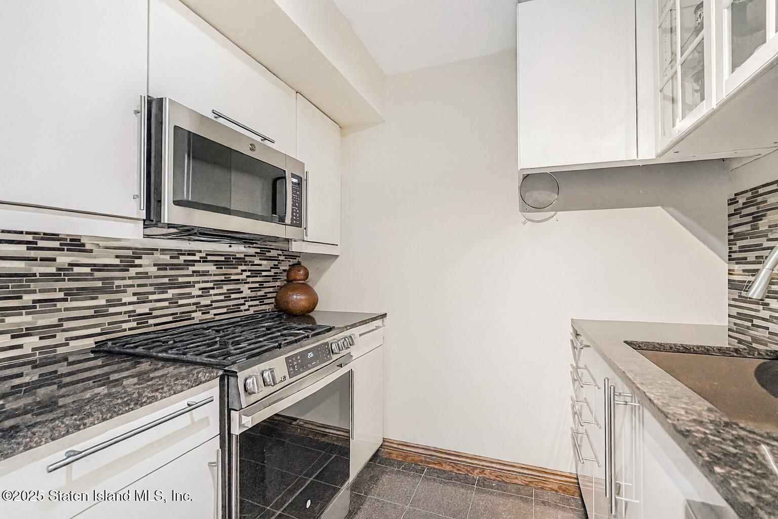 40 Wellington Court, Unit 2A Staten Island, NY 10314 - Photo 7 of 20 a stove top oven sitting inside of a kitchen