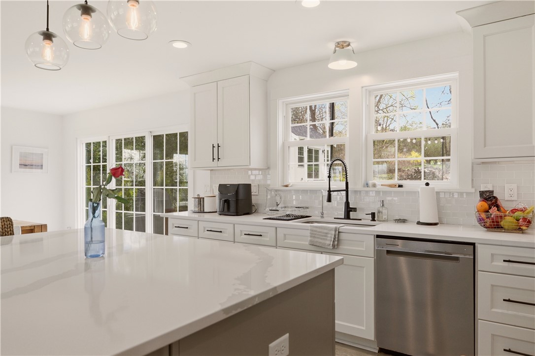 3 Baldwin Road Middletown, RI 02842 - Photo 11 of 50