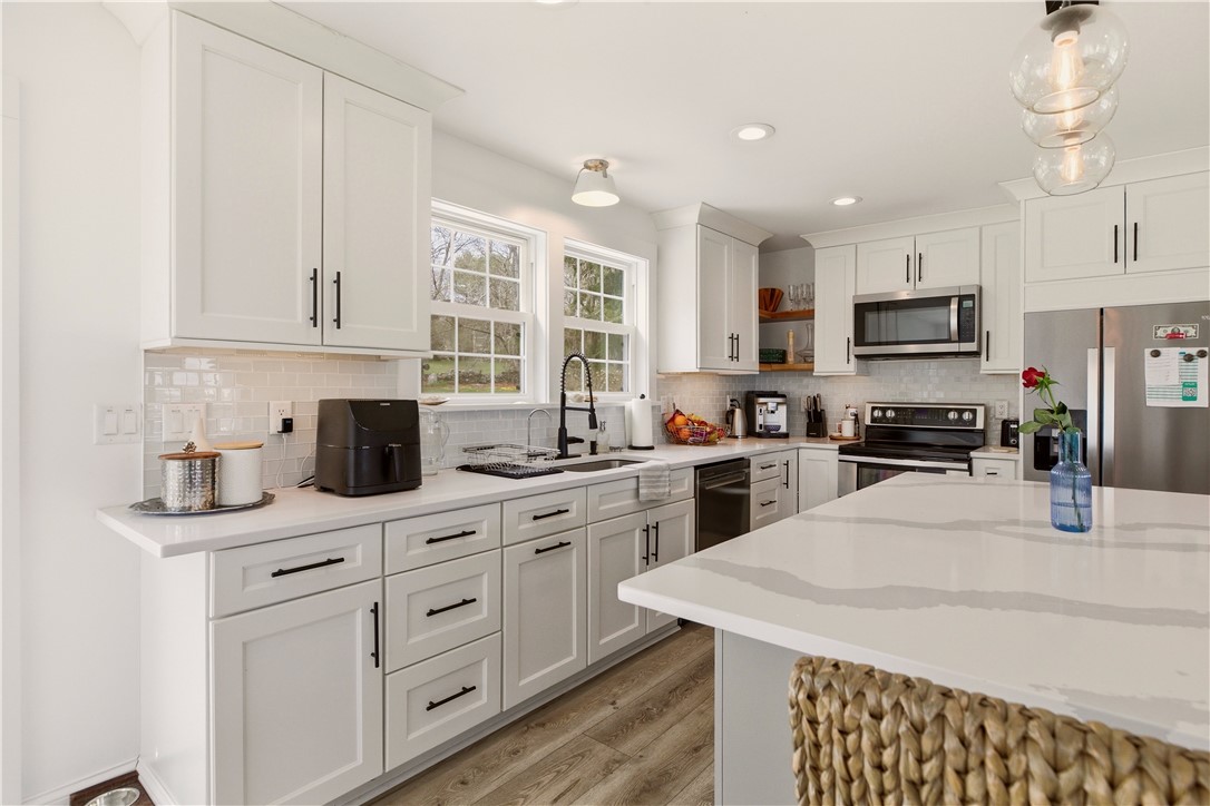 3 Baldwin Road Middletown, RI 02842 - Photo 9 of 50