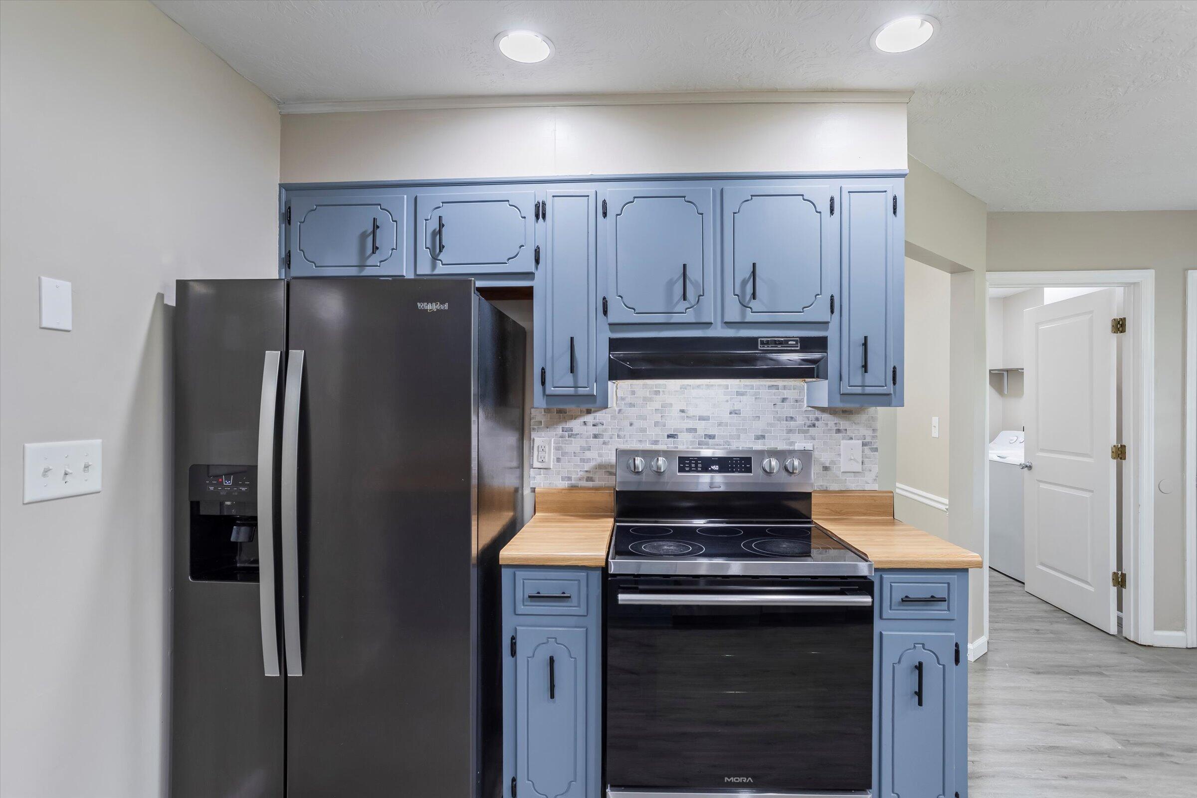 305 Manchester Court Grovetown, GA 30813 - Photo 5 of 13 a kitchen with a stove and a refrigerator
