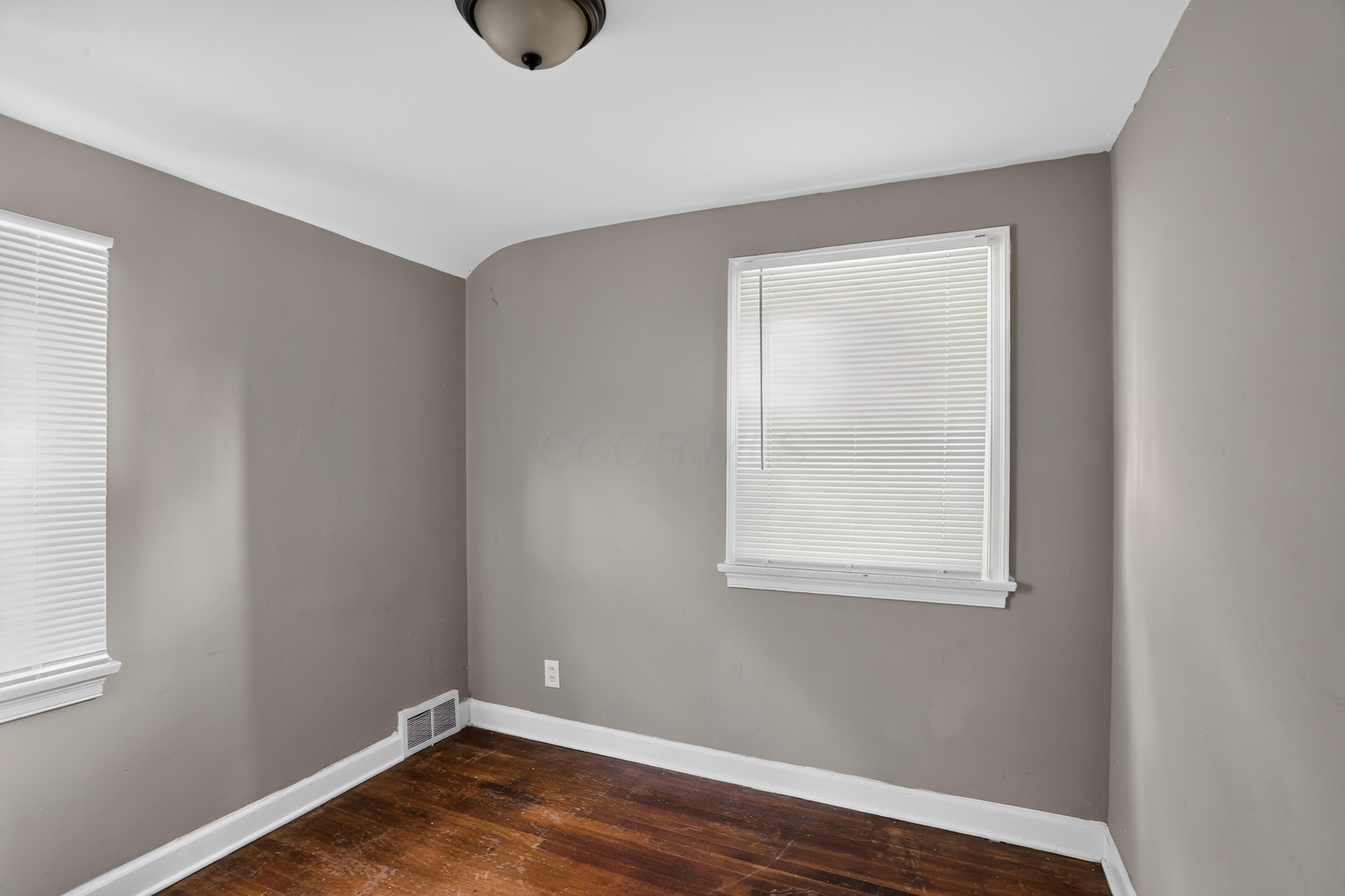 208 South James Road Columbus, OH 43213 - Photo 11 of 18 12_208_S_James_Rd-Bedroom-7069
