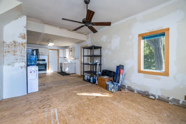 a view of a livingroom with furniture and a ceiling fan
