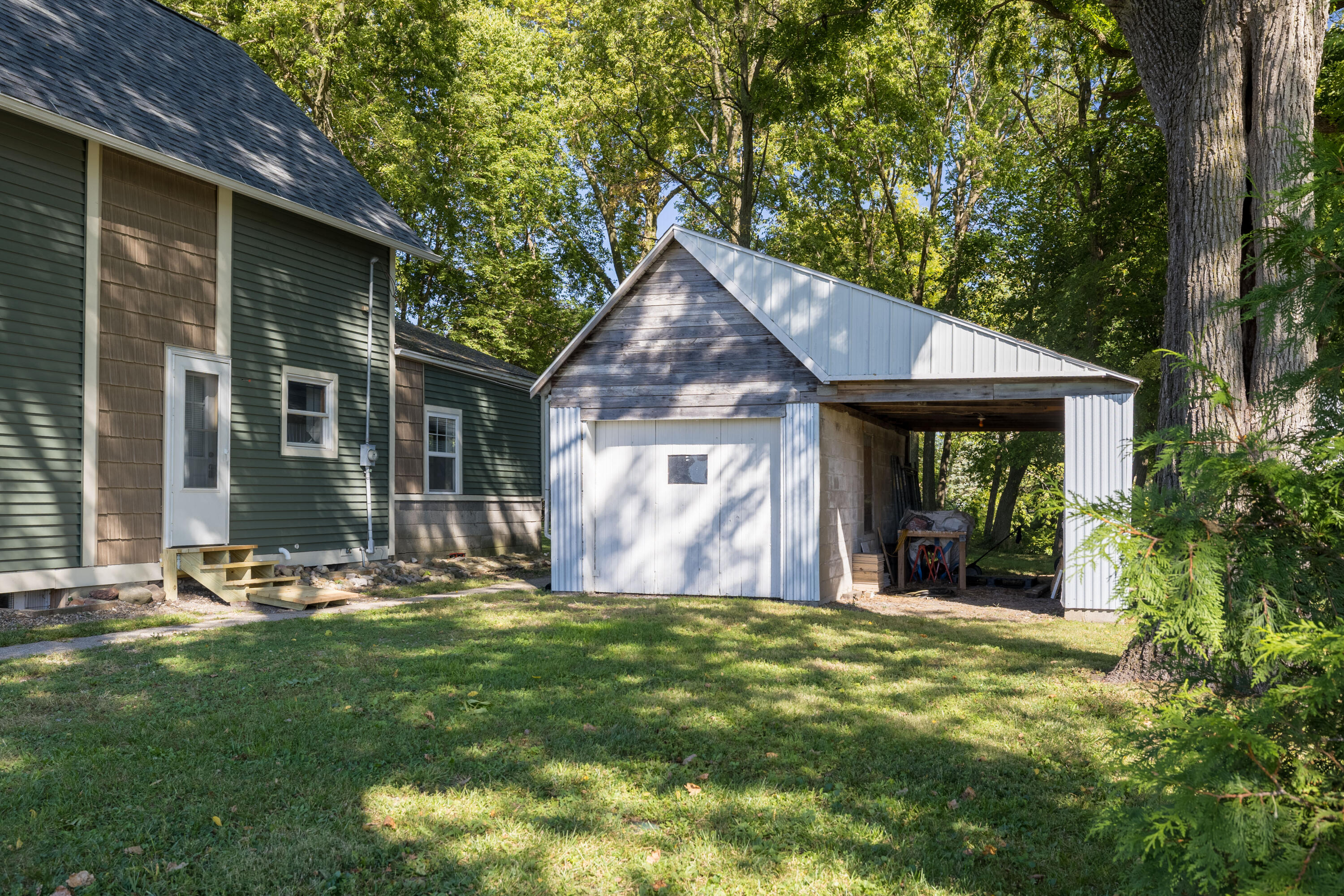 408 East Graham Street Kentland, IN 47951 - Photo 4 of 30 a front view of a house with garden